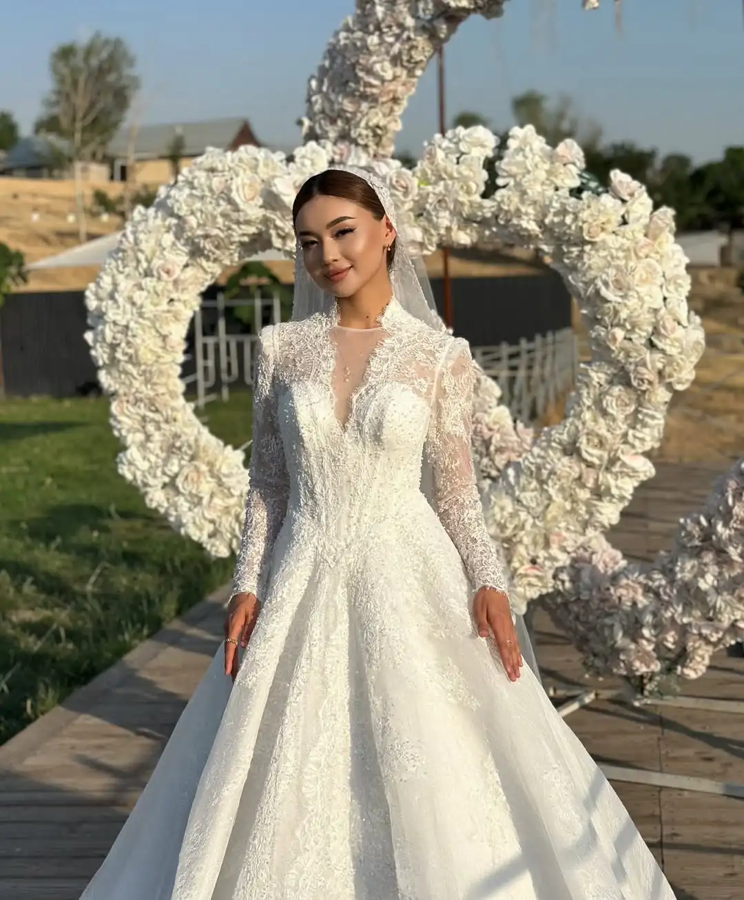 Customized Modest Arabic Dubai Wedding Dress O Neck Long Sleeve Bride Gown Beads Sequin Detail Ball Gown vestidos de novia