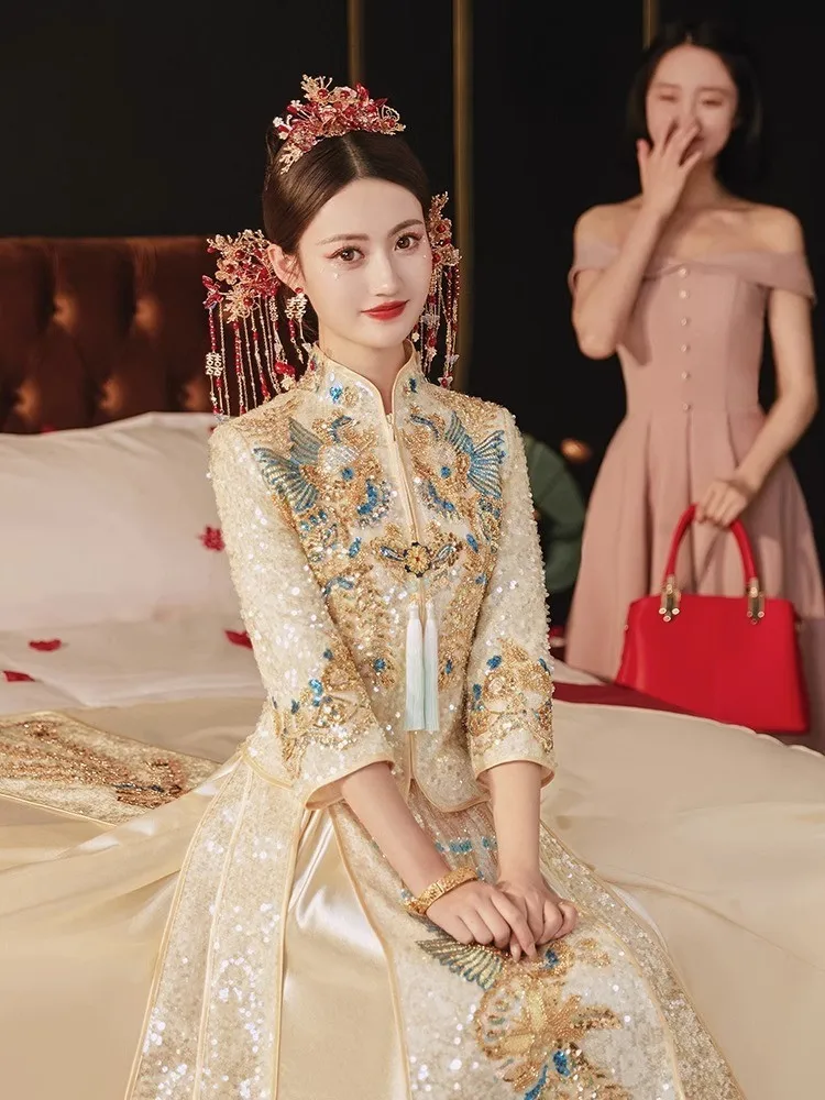 New golden bride's champagne-colored wedding dress large size toasting