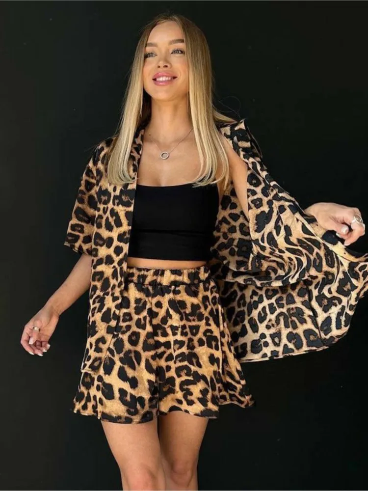 Conjunto de dos piezas para mujer, traje con estampado de leopardo, pantalones cortos de manga corta, camisa con estampado de leopardo, verano, 2024