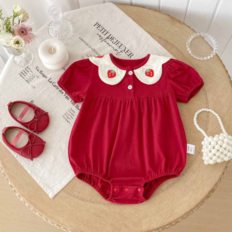 

2025 Vintage Red Baby Romper Peter Pan Collar Strawberry Embroidery Puff Sleeve Onesie Bodysuit 0-24M Christmas Party Outfit
