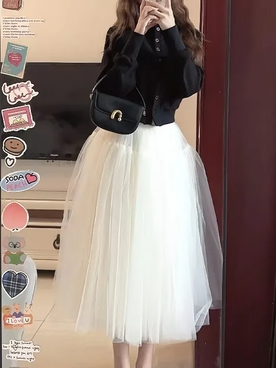 เสื้อคาร์ดิแกนถักไหมพรมสไตล์เกาหลีและกระโปรงทรงพอง ชุดเซ็ตสองชิ้นแฟชั่นสำหรับผู้หญิง ผลิตจากเส้นใยโพลีเอสเตอร์ระบายอากาศดี ทรงกลม ไม่มีกระดุม...