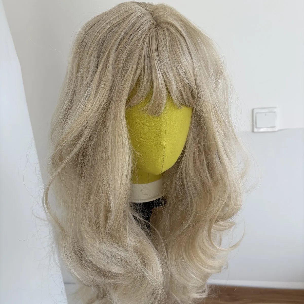 Markieren Sie blonde lange gewellte Kostümperücke mit Pony, hitzebeständiges Kunsthaar