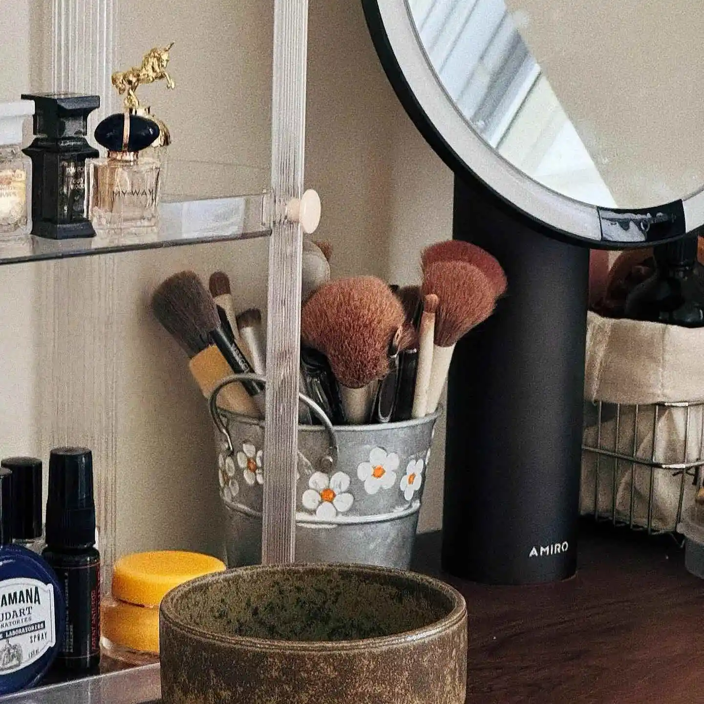 

Настольный органайзер для кистей для макияжа из кованого железа с цветочным узором, подставка для хранения помады, карандашей для бровей и кистей для тональной основы