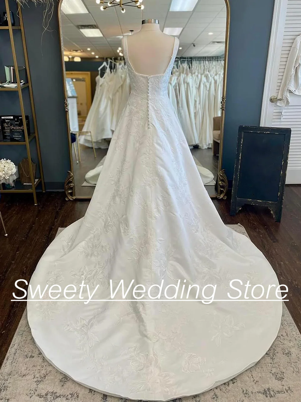 New Arrival Square Neck Sleeveless Wedding Dress Customized Applique Open Back Court Train Satin Bridal Gown for Weddings