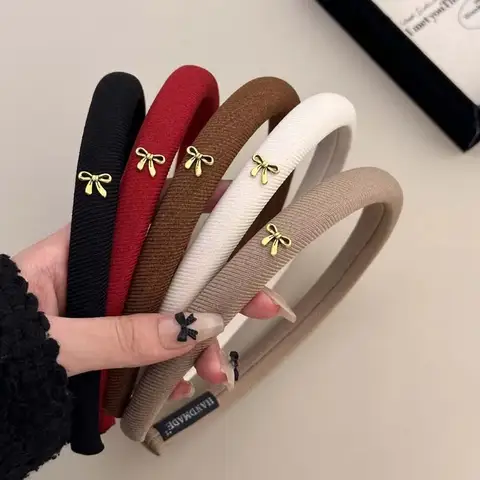 Basit ve retro bir fiyonklu saç bandı, başın üst kısmı için üst düzey ve çok yönlü bir saç aksesuarı.