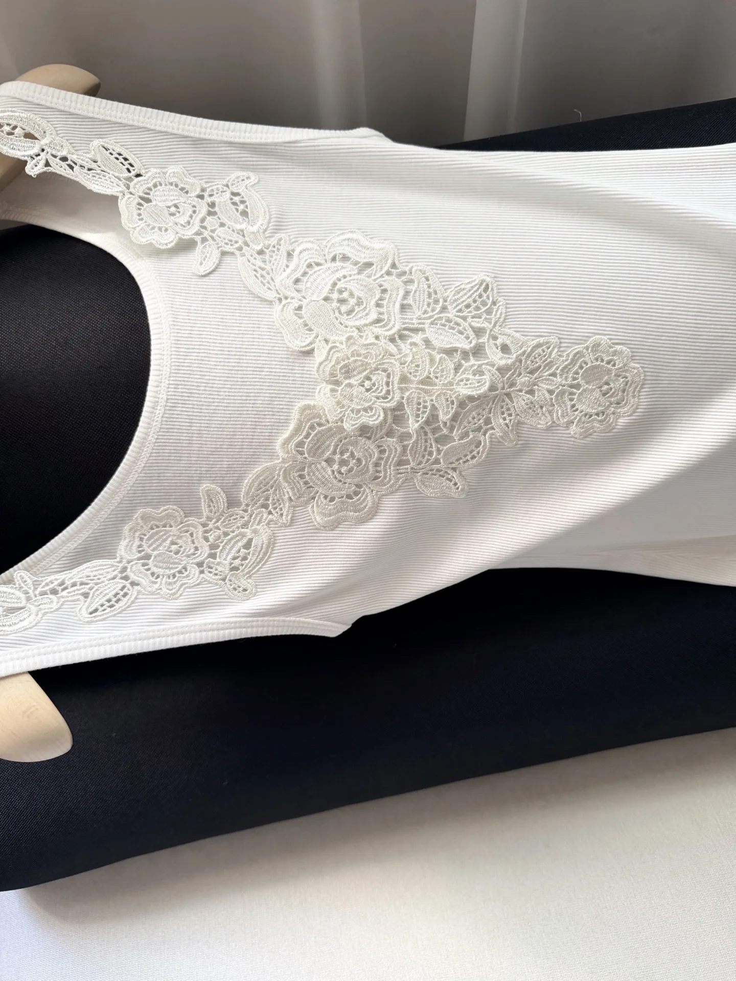 Women Lace Embroidery Patch Knitted Vest V-Neck Sleeveless Fashion Slim White Tank Tops