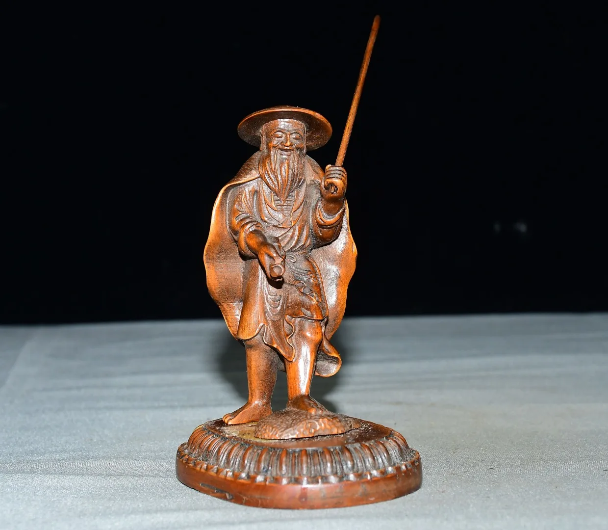 

4"Old Boxwood fisherman Wearing a raincoat Old man fishing statue May there be abundance year after year Amass wealth Ornaments