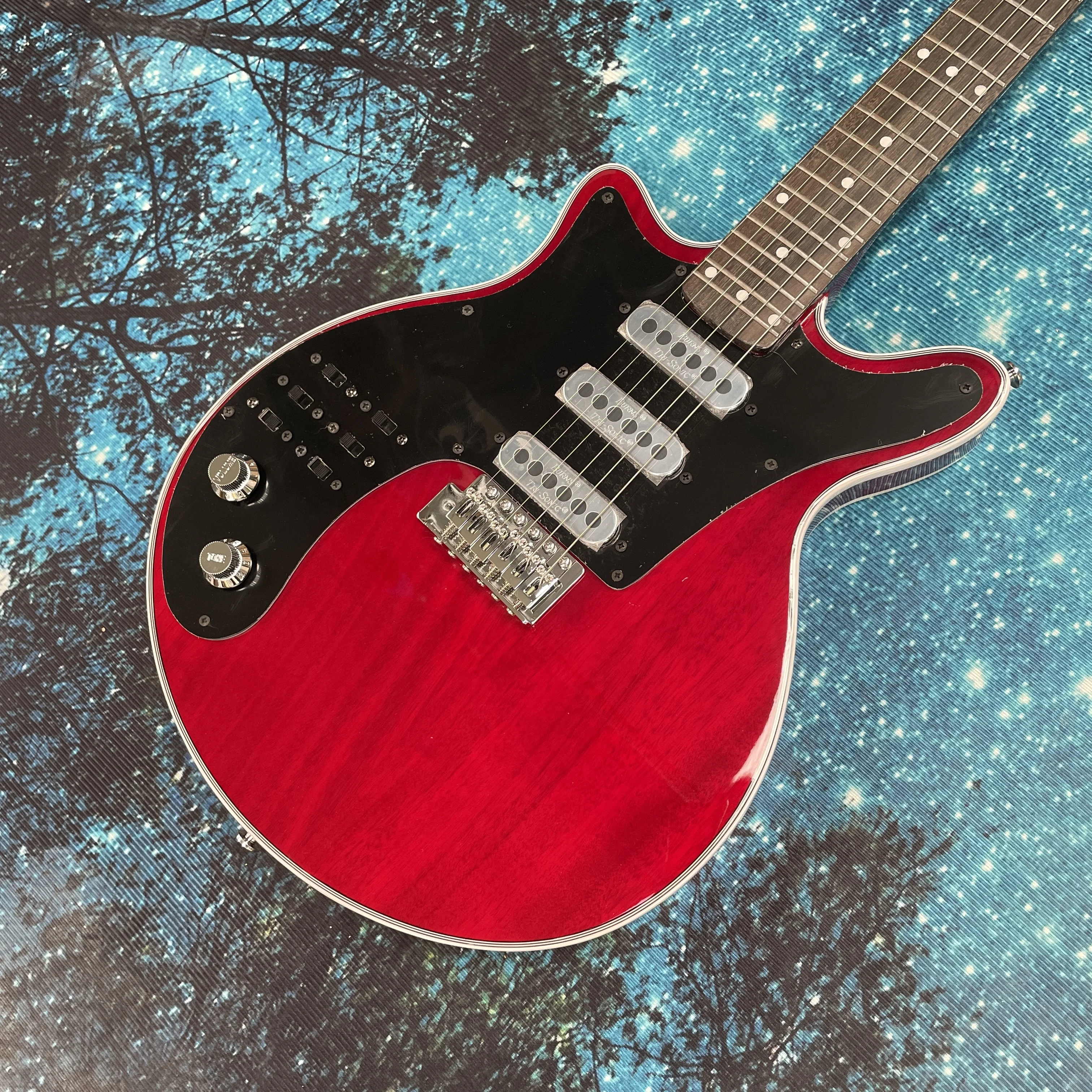 Cherry red electric guitar, with a thickened C-shaped neck made of maple wood and 24 frets guitars, featuring silver hardware gu