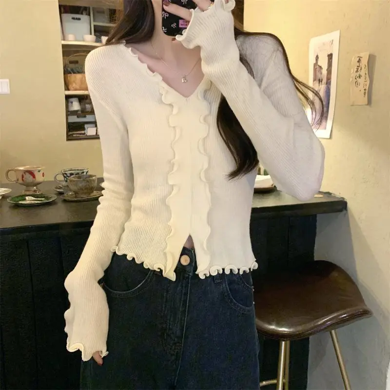 

Sweet Wood Earrings V-neck Long-sleeved Sweater Women Autumn New Slim Short Base Top