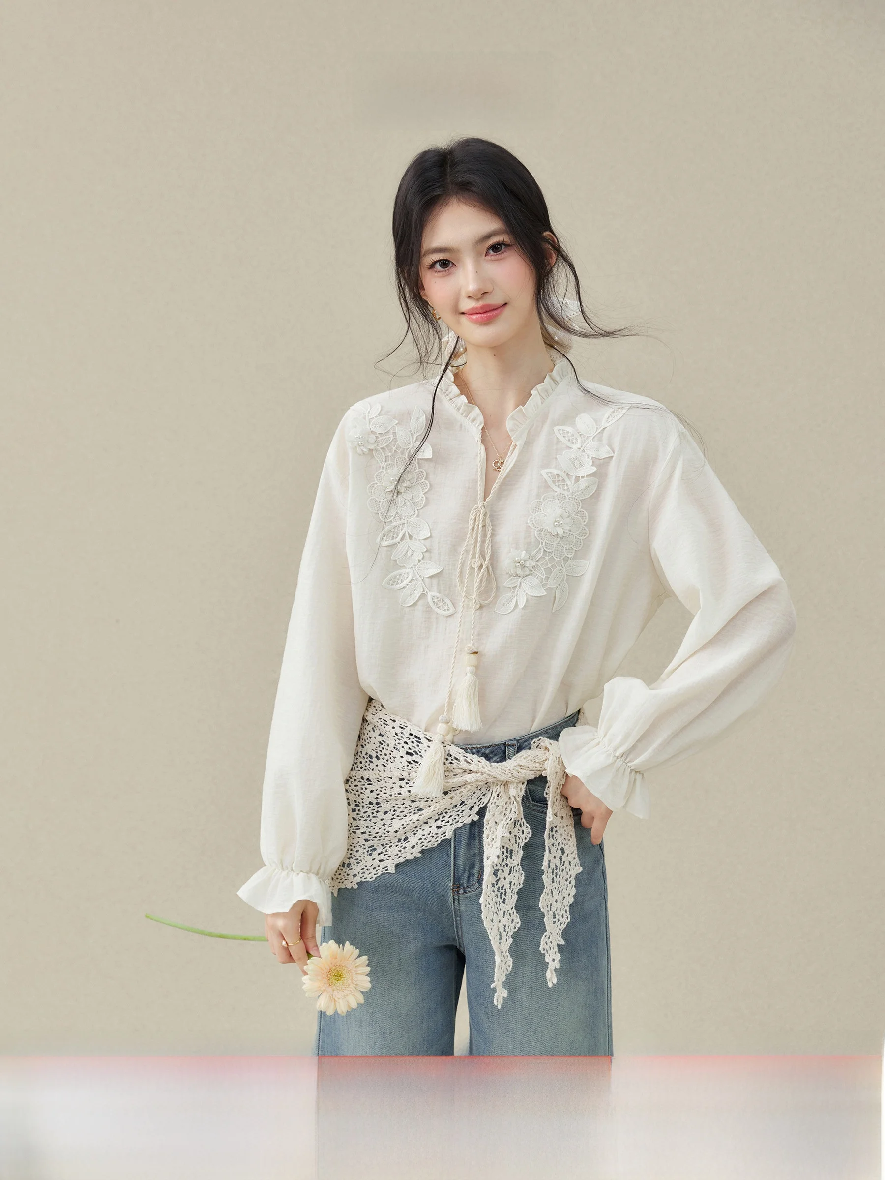 

Spring Style Floral Lace Shirt Women's V-Neck Long Sleeve Lantern Sleeve Top Breathable Skin-Friendly French Style Fashion