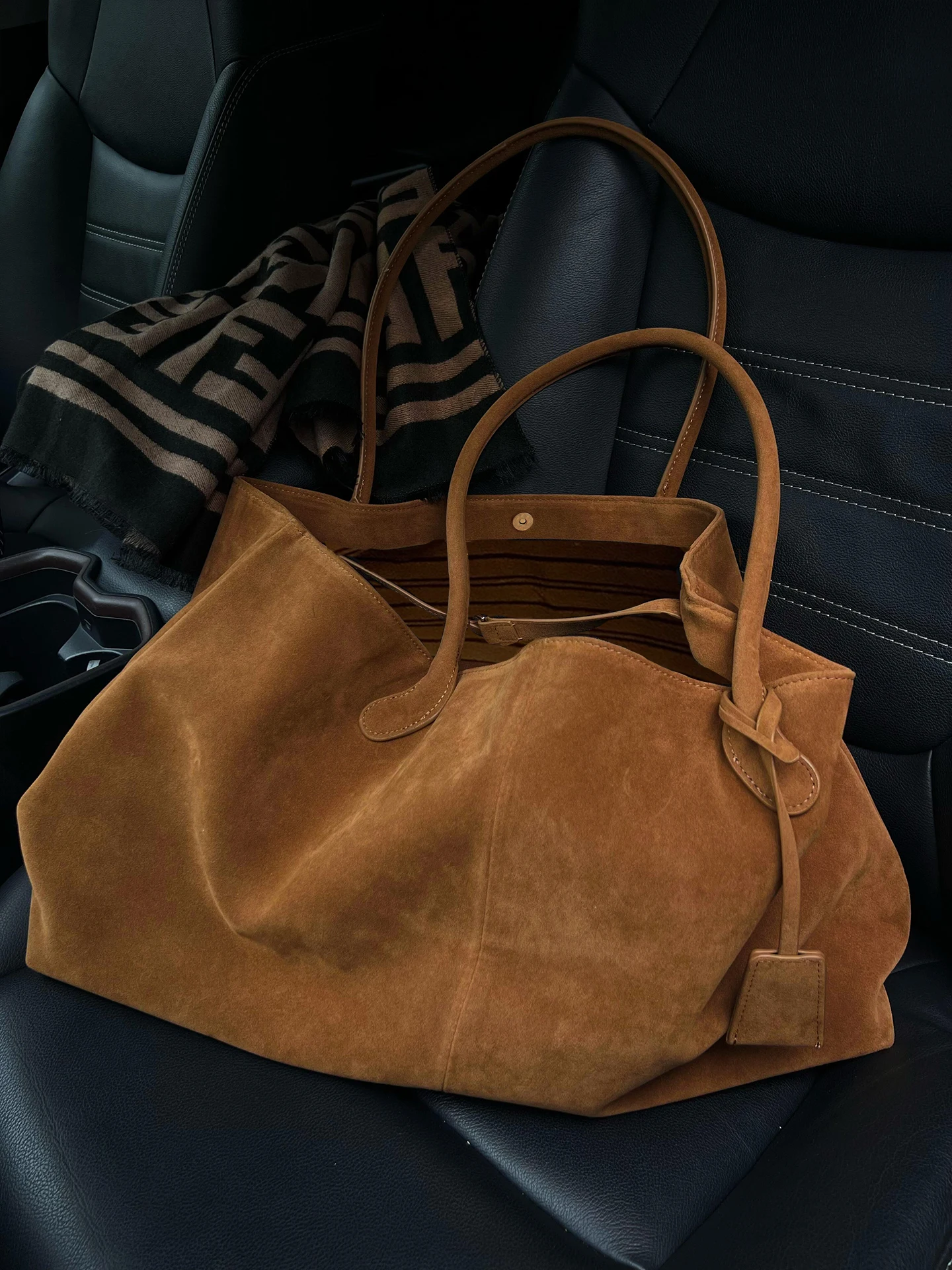 

Роскошная замшевая сумка-тоут для женщин, большая вместительная уникальная сумка через плечо, повседневная, с магнитной застежкой, мягкая, квадратная форма