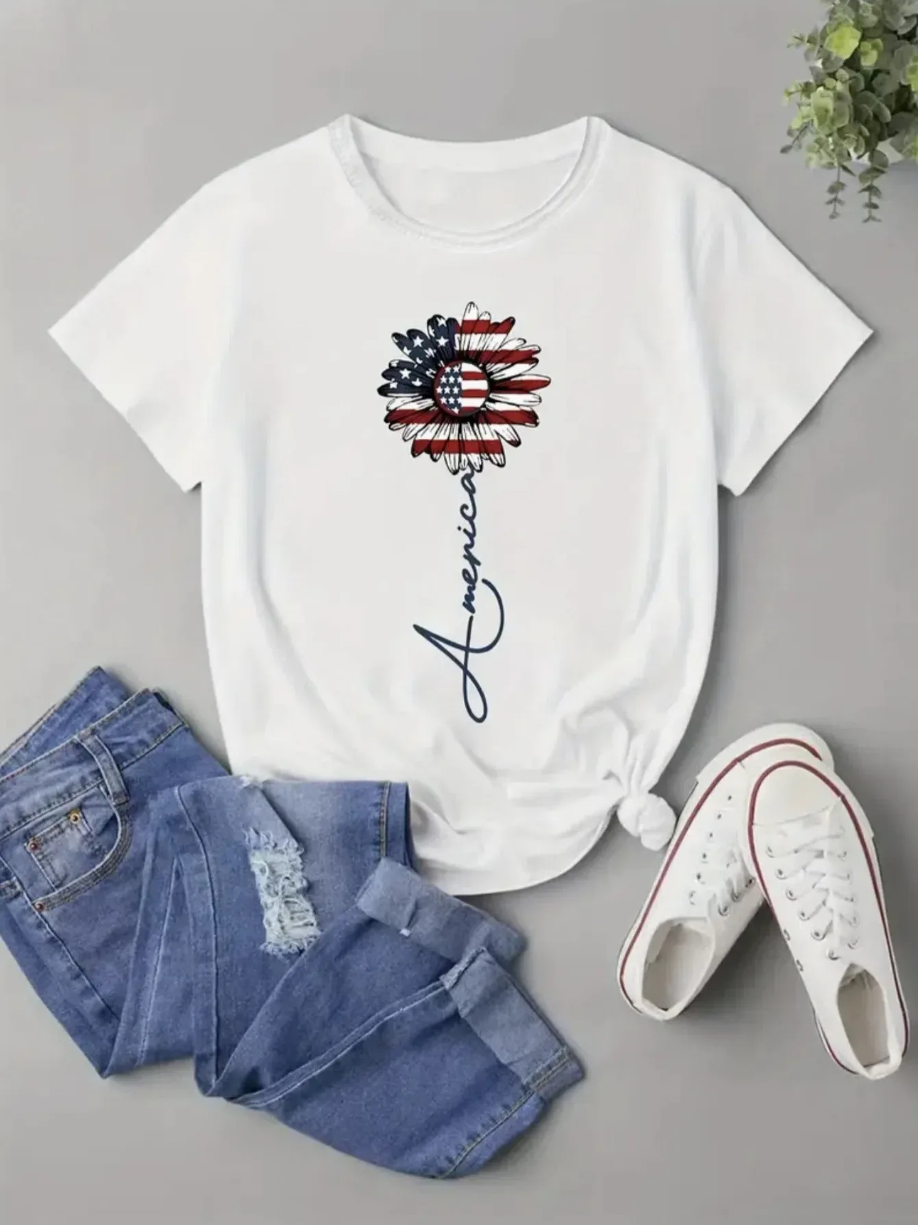 Women's Chic American Flag Print Tee Casual Short Sleeve Crew Neck T-shirt for Everyday Wear