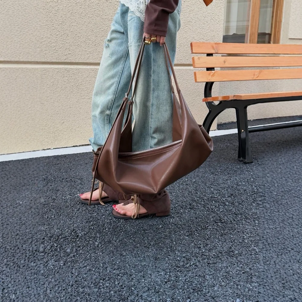 

2026 New Leather Shoulder Bag Women's Large Capacity Fashion Texture Unique Commuter Simple Versatile Messenger Premium Sense