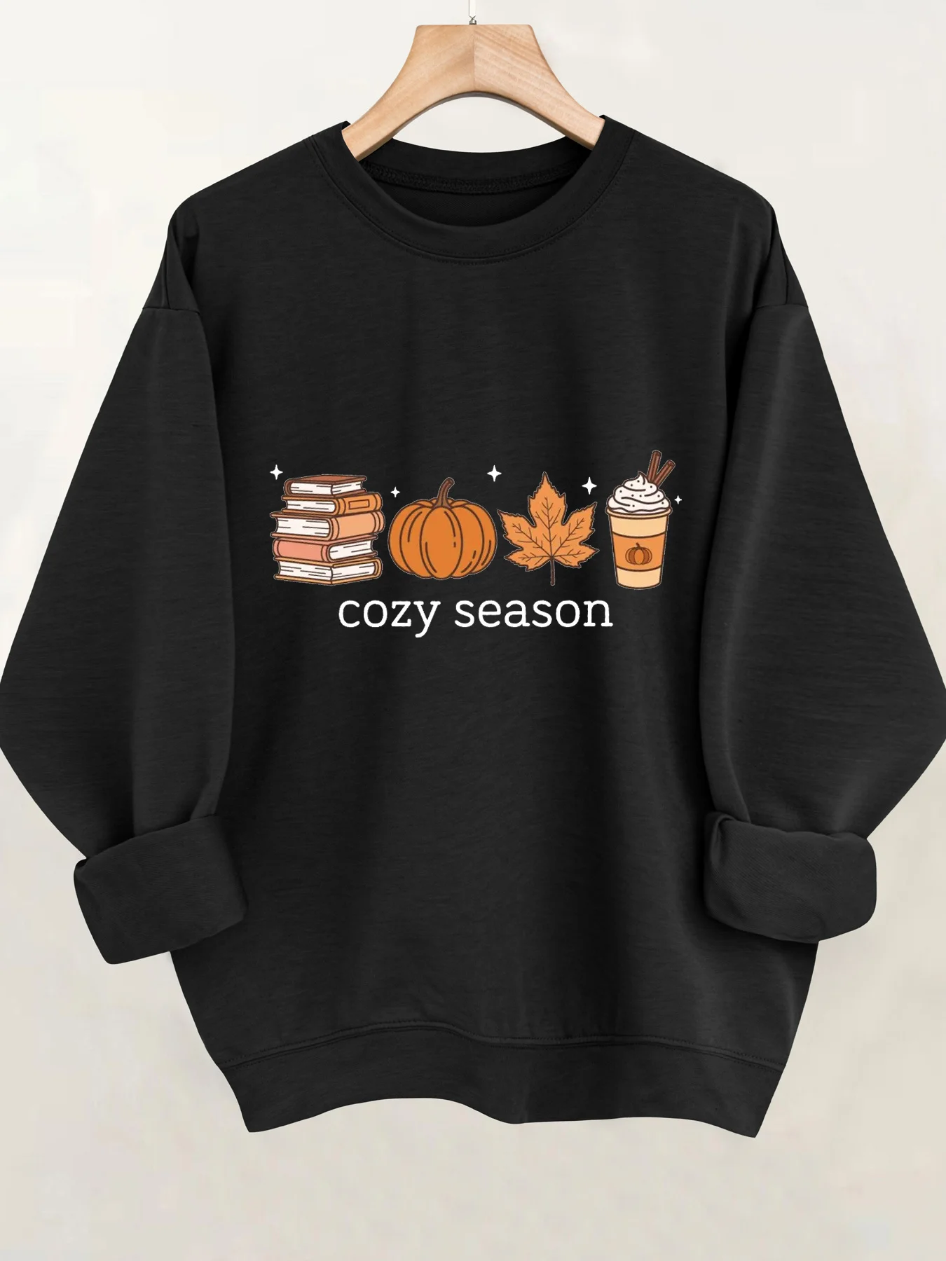 سترة الخريف لعيد الشكر للسيدات، بلوفر مريح للموسم، مع اليقطين، أوراق الشجر، فنجان القهوة وكلمة "موسم مريح"