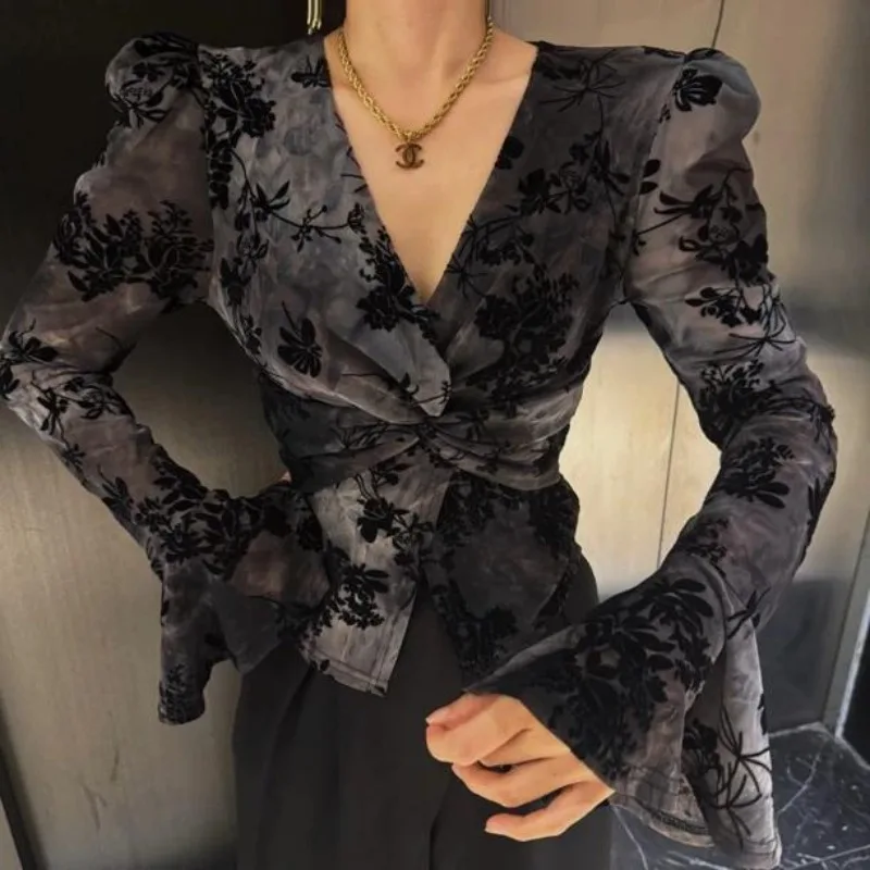 A New Casual Top for Women in Spring and Autumn Featuring French Retro Jacquard Fashion and Irregular Twist Embroidery Outcoat