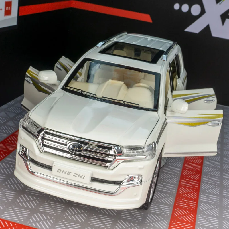 1:24 simulation Toyota Cruiser alloy off-road vehicle model, both doors and engine hood trunk can be opened
