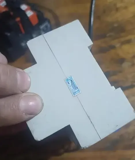 Reinicio del protector digital de sobretensión y bajo voltaje EM-001A