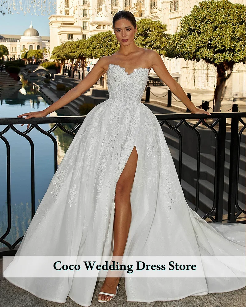 تخصيص رائعة الحبيب الرقبة سستة لامعة الخرز اللؤلؤ الترتر يزين الدانتيل ألف خط فستان الزفاف مع شق تنورة