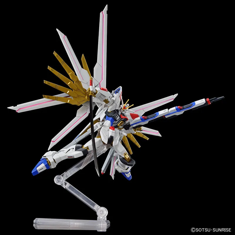 バンダイ本物のガンプラモデルキット HGCE 1/144 マイティストライクフリーダムガンダムアクションフィギュア組立モデル男の子のおもちゃクリスマスギフト