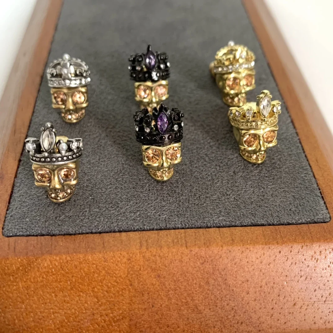 

New Fashion Crystal Zircon Skull Small Ear Studs Earrings Women Designer Jewelry Punk Rock Halloween Trend