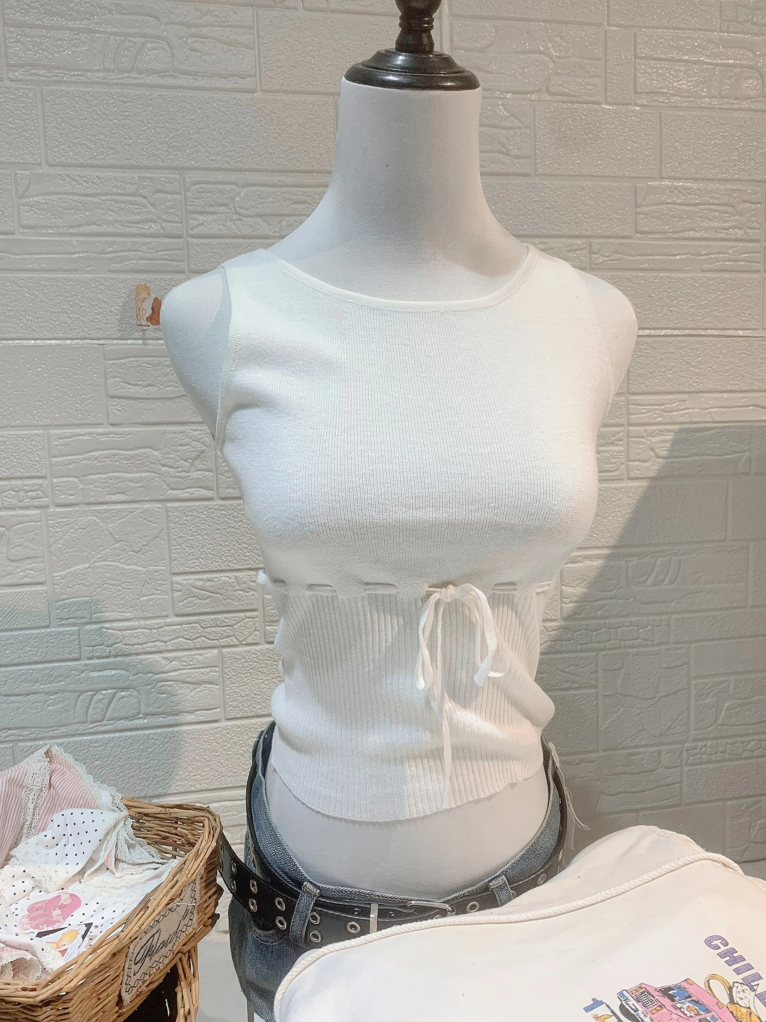 

Белая тонкая майка на шнурке, женские летние хлопковые укороченные топы без рукавов с круглым вырезом, женский однотонный повседневный универсальный тонкий вязаный жилет