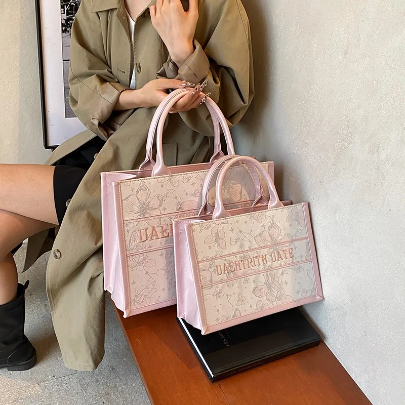 

Retro Fashionable Women's Bag - French Niche Crossbody New Style Trendy High-End Exquisite European American Sweet Casual Bag