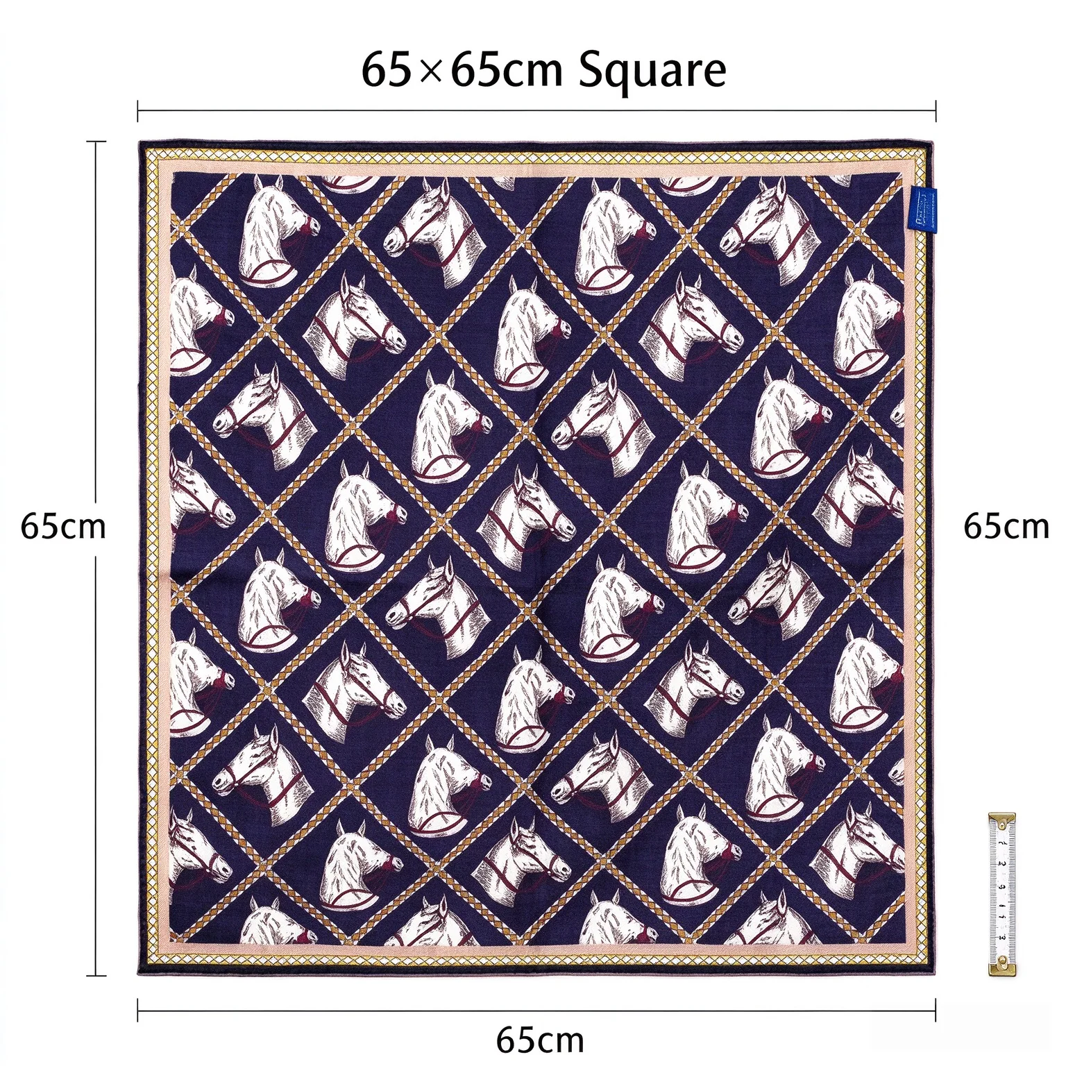シルク30％、ウール70％の正方形スカーフ。サイズは65×65cm。手縫いで縁を処理し、柔らかい素材で、オフィスや普段使い、旅行に最適な、暖かく首元を包み込むショール。女性へのギフトにも。