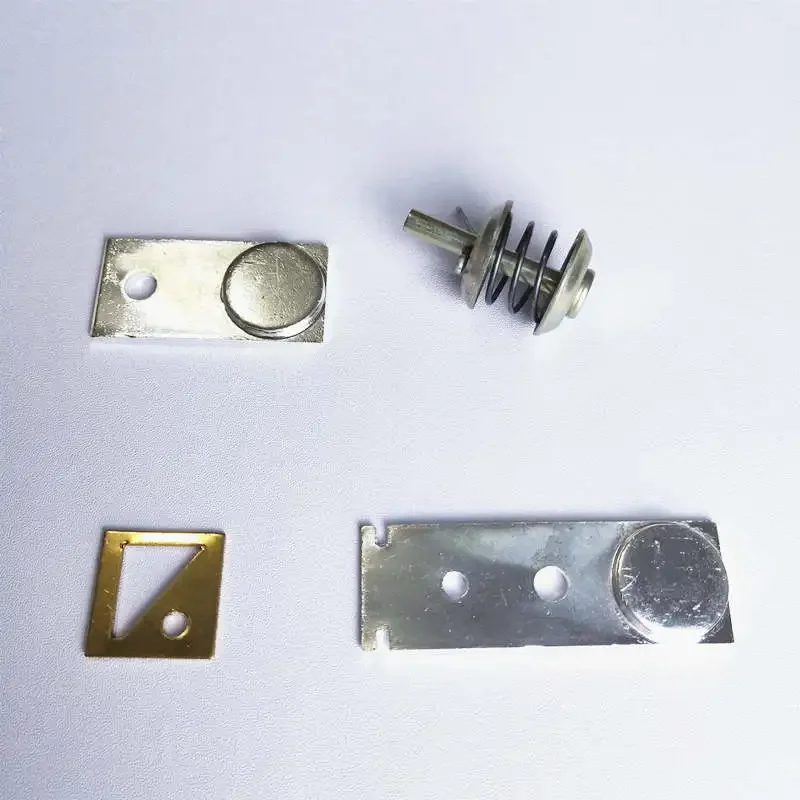 

Серебряный разъем, серебряный контакт 2,5К4К8К, используемый в точке склеивания высокочастотного телепривода.