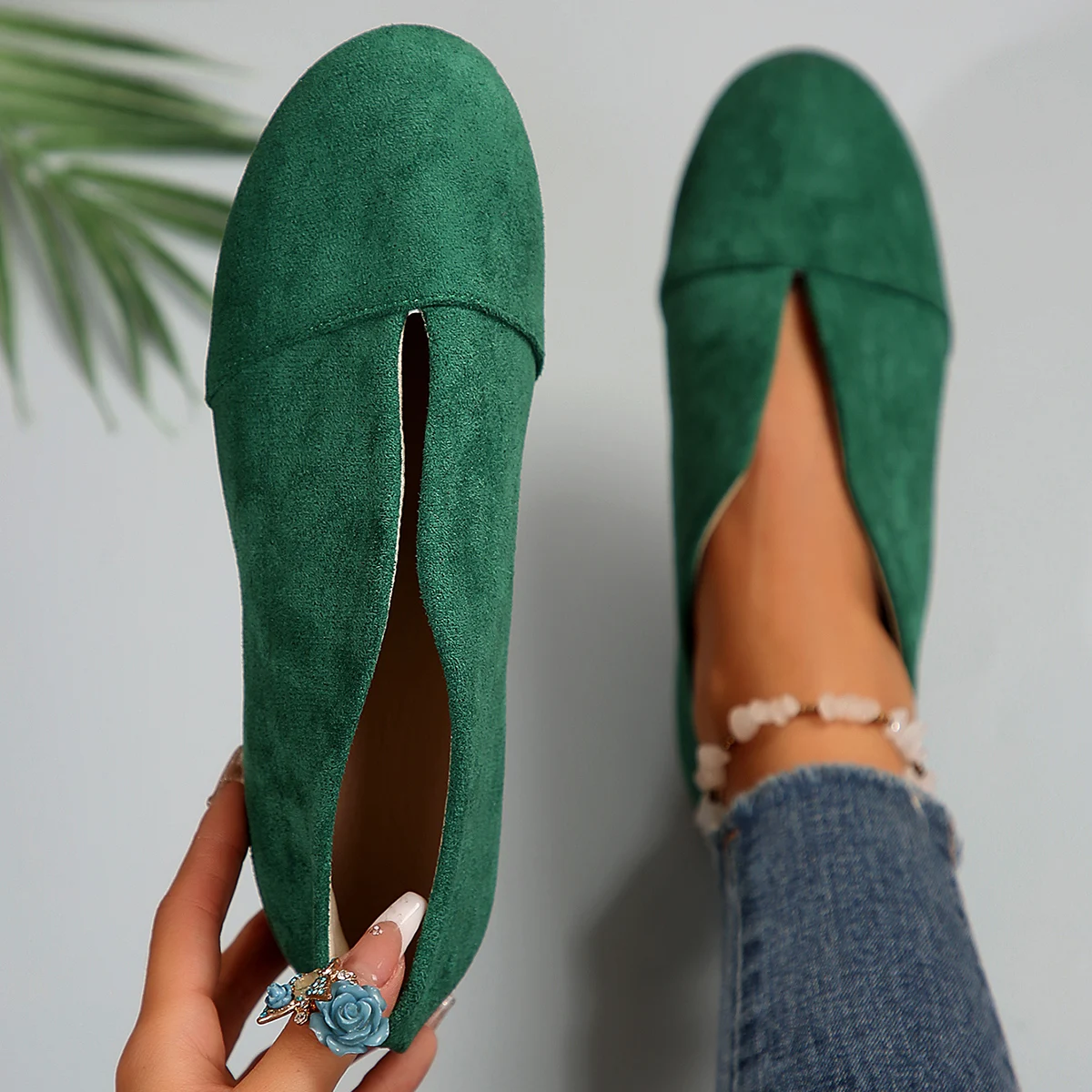 Plus-Size-Damen-Slipper aus Wildleder, V-Ausschnitt, runde Zehen, weich und bequem, lässig, für den täglichen Gebrauch, zum Spazierengehen, in verschiedenen Farben erhältlich. – Detail 2