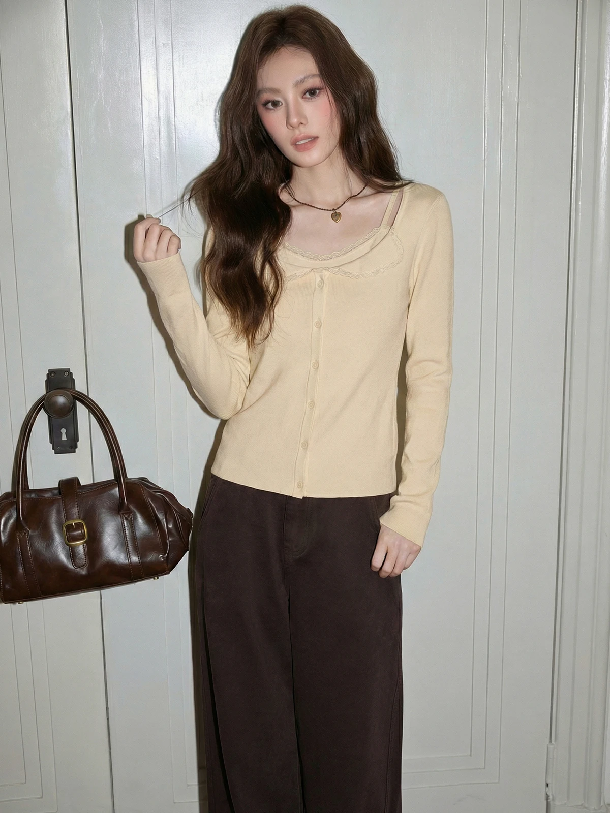 

Корейская женская футболка с длинным рукавом для ранней весны, облегающий вязаный топ с кружевными вставками, дышащий, приятный для кожи, с U-образным вырезом