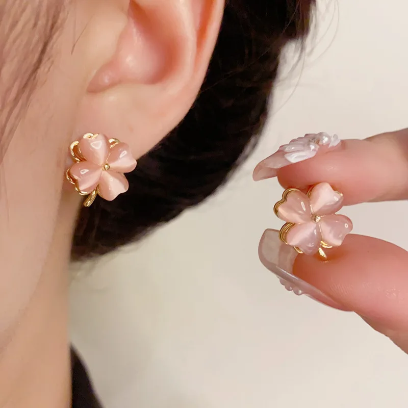 Korean Style Fresh Pink Cat Eye Stone Rotating Four Leaf Flower Earrings for Women Jewelry Party Weddings Jewelry.