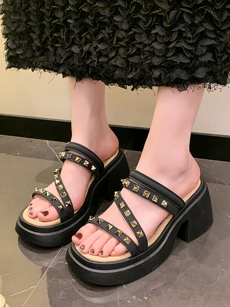 Shoes Woman 2024 Slippers Casual Platform Low Rivet Rubber Flip Flops Square heel Pantofle Luxury Soft Summer Hawaiian Block