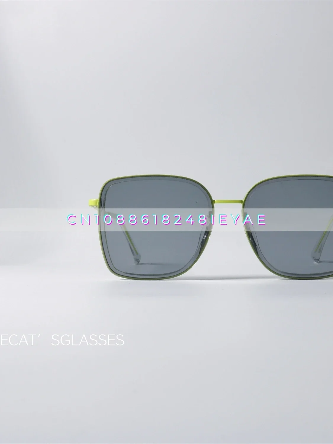 Gafas de sol en capas con caja Protección UV UV400, textura simple de alta gama, gafas de sol verdes fluorescentes de nicho