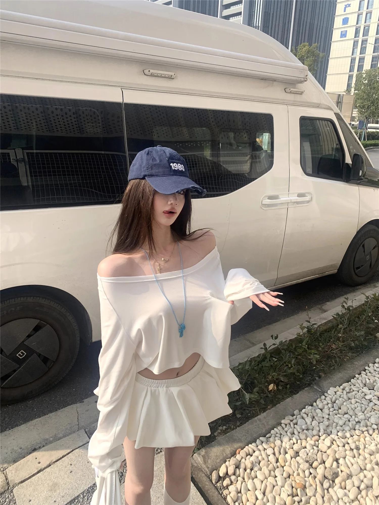 Set atasan dan rok kasual wanita untuk musim panas, model satu bahu warna putih dengan rok lipit, setelan dua potong.