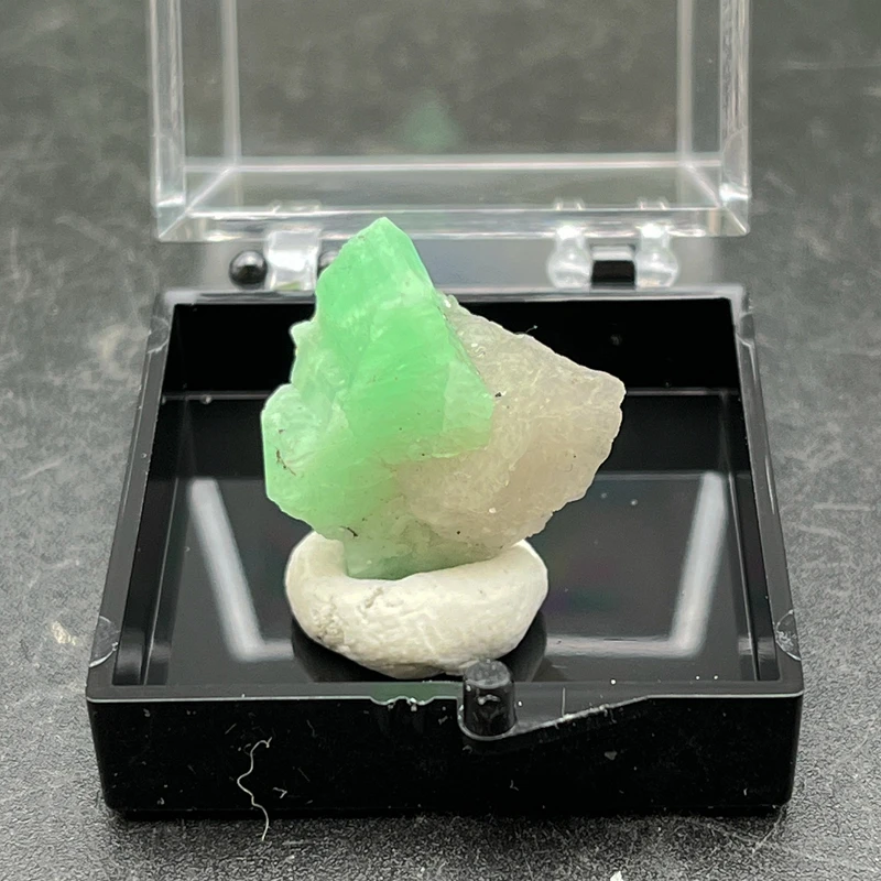 100% Natural Brazil green emerald mineral gem-grade crystal specimens stones and crystals + box size 3.5 cm