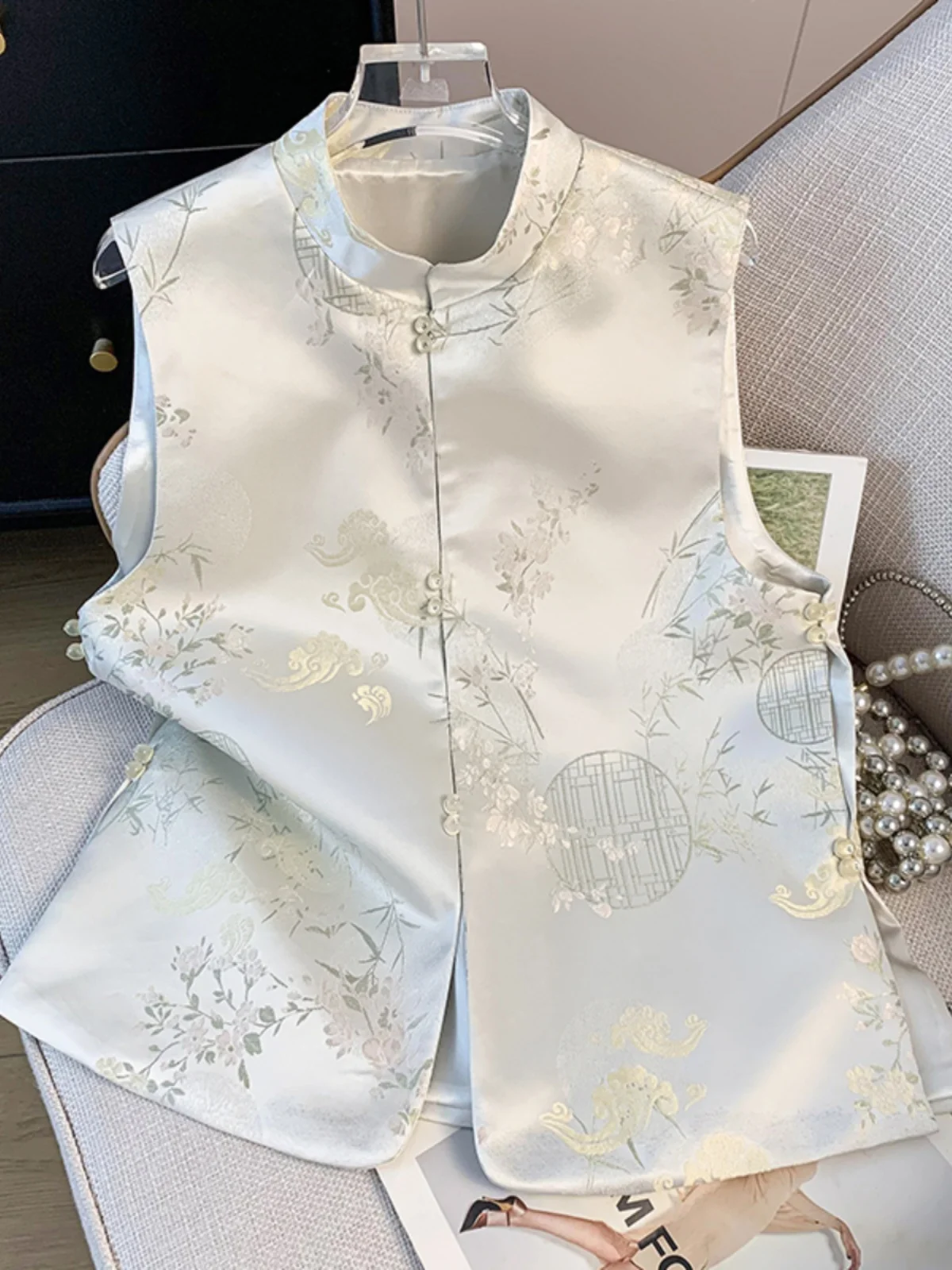 

New Chinese Sle Heavy Embroidery Satin Vest Women's Spring High End Wind Buttoned Embroidered oulder Top Faion Commute