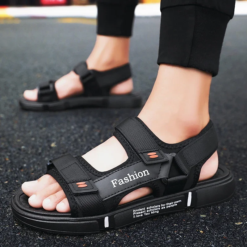 

Пара летних простых мужских сандалий для вождения на открытом воздухе, износостойкая, повседневная и универсальная пляжная обувь.