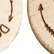 

Креативные деревянные монеты для обучения малышей: игра-головоломка для развития сенсорики и принятия решений, идеально подходит для новых родителей.