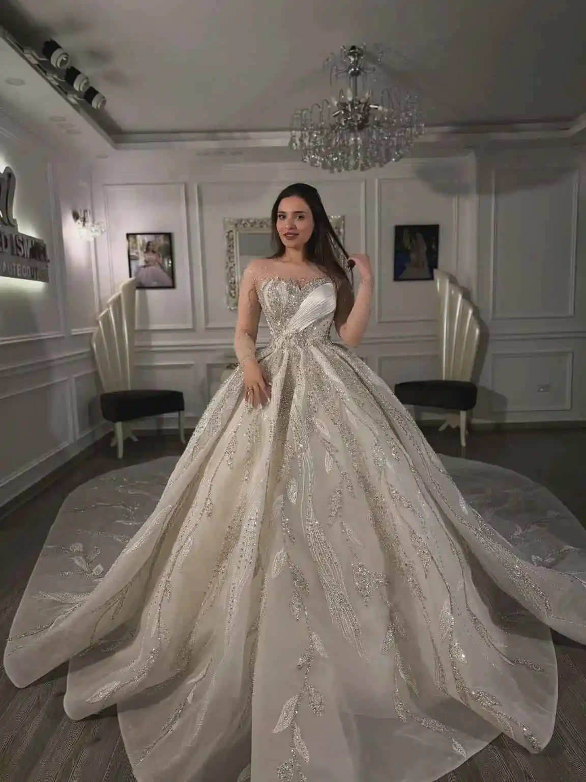 Eleganckie suknie ślubne z kryształami, prześwitujący dekolt, długi rękaw, odpinany tren, zdobione koralikami, szyte na miarę.