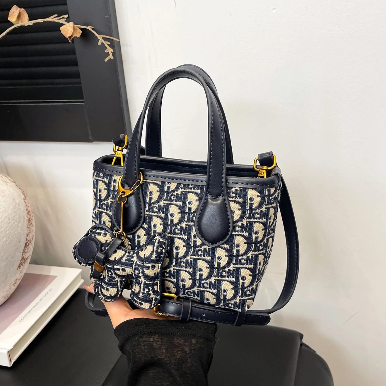 

Французская дизайнерская сумка на плечо Изысканный легкий роскошный кошелек для женщин Элегантная сумка через плечо Универсальный модный кошелек с верхней ручкой ​