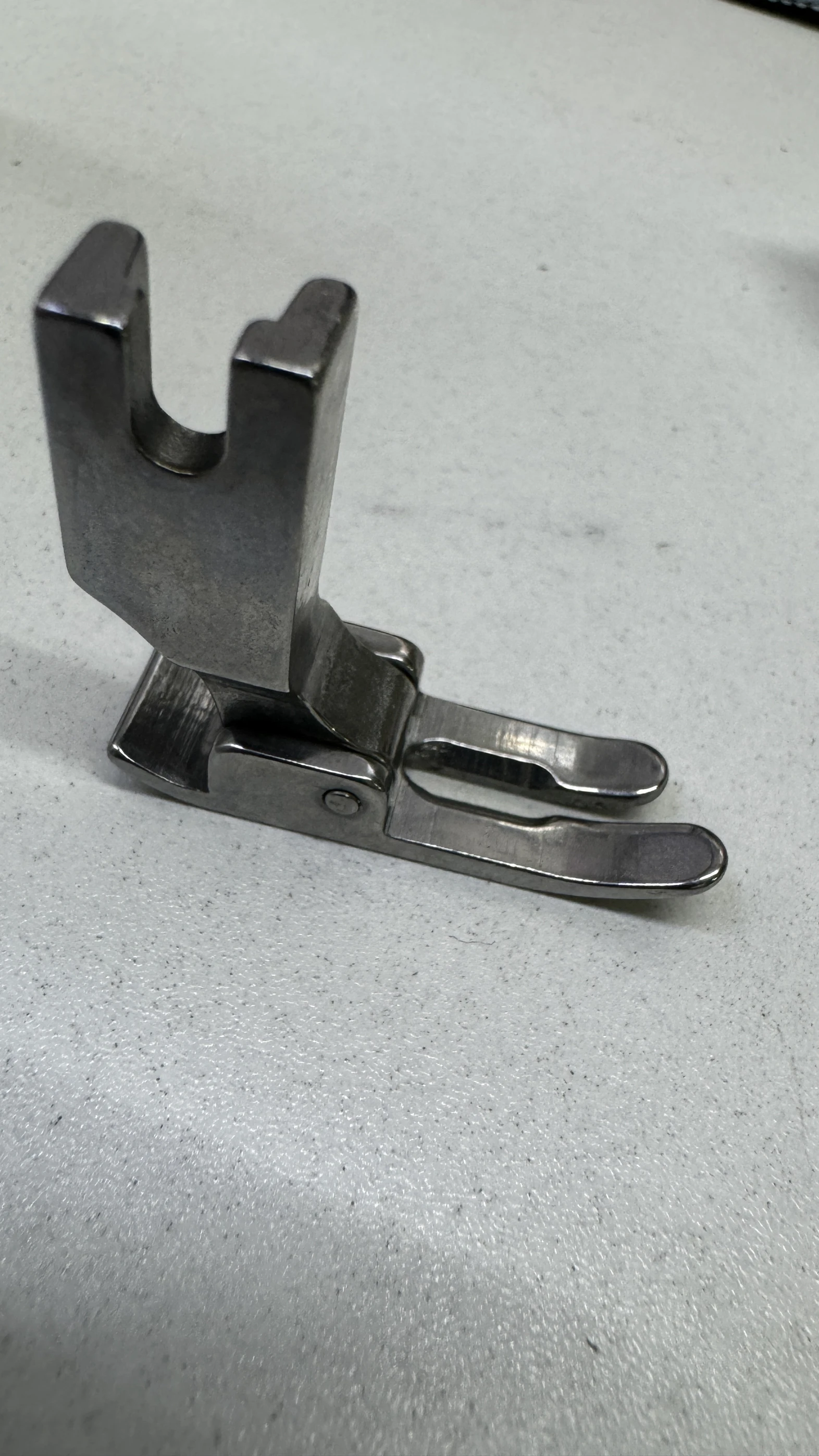 

Прижимная лапка для машины для изготовления бусин Прижимная лапка для стежков Промышленная полная машина Аксессуары для швейных машин