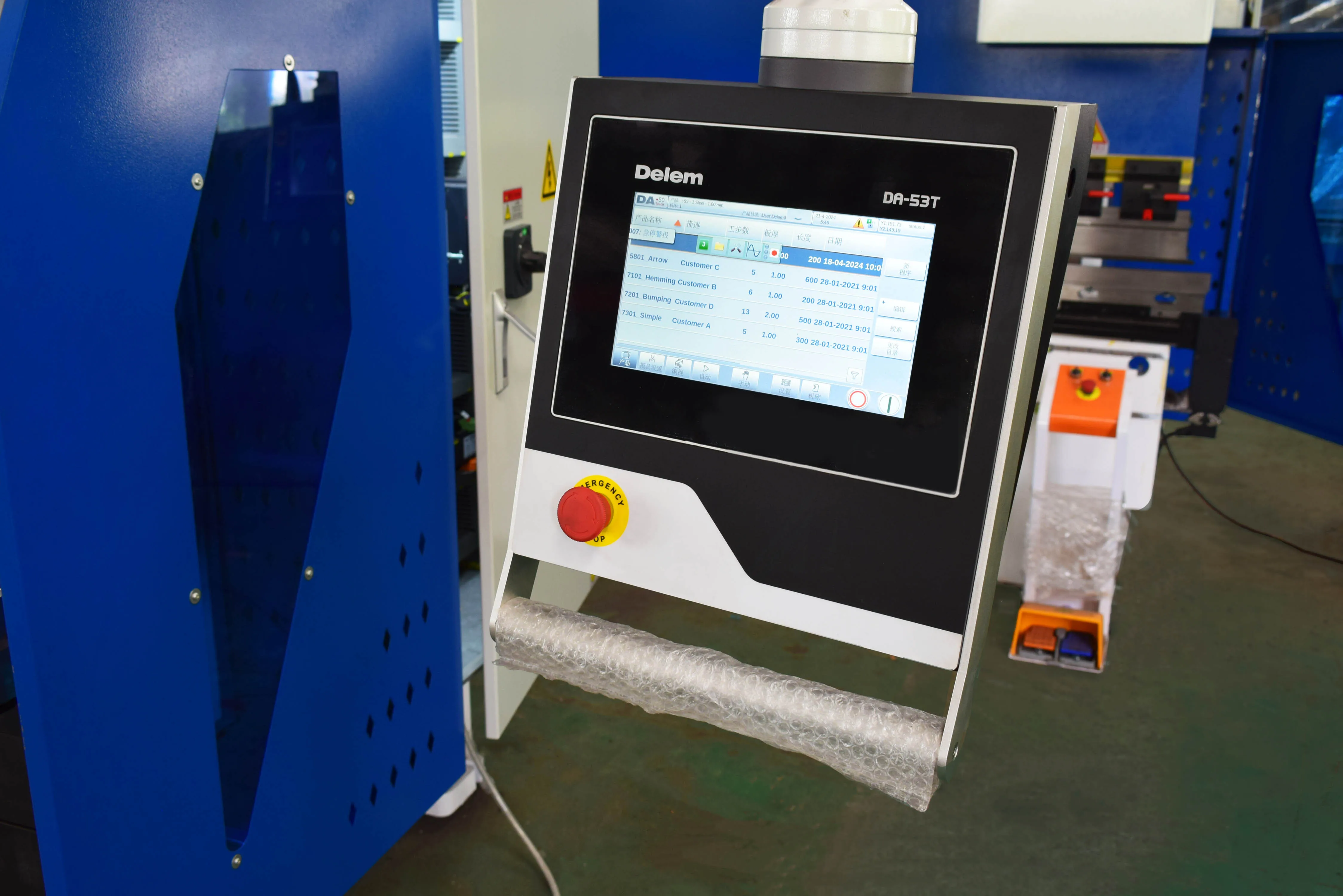فرامل الضغط الهيدروليكي CNC 100T مع أدوات تحكم آلية لثني المعادن الدقيقة