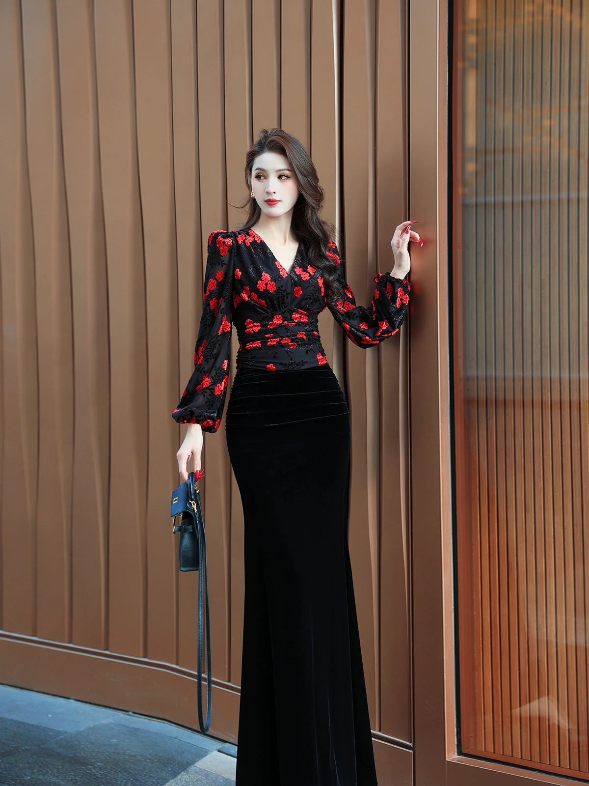 

Ele Velvet ter Ne Print Top with High Waist Skirt Two Piece Set for Women in Spring Season by Yukefei Faion Brand