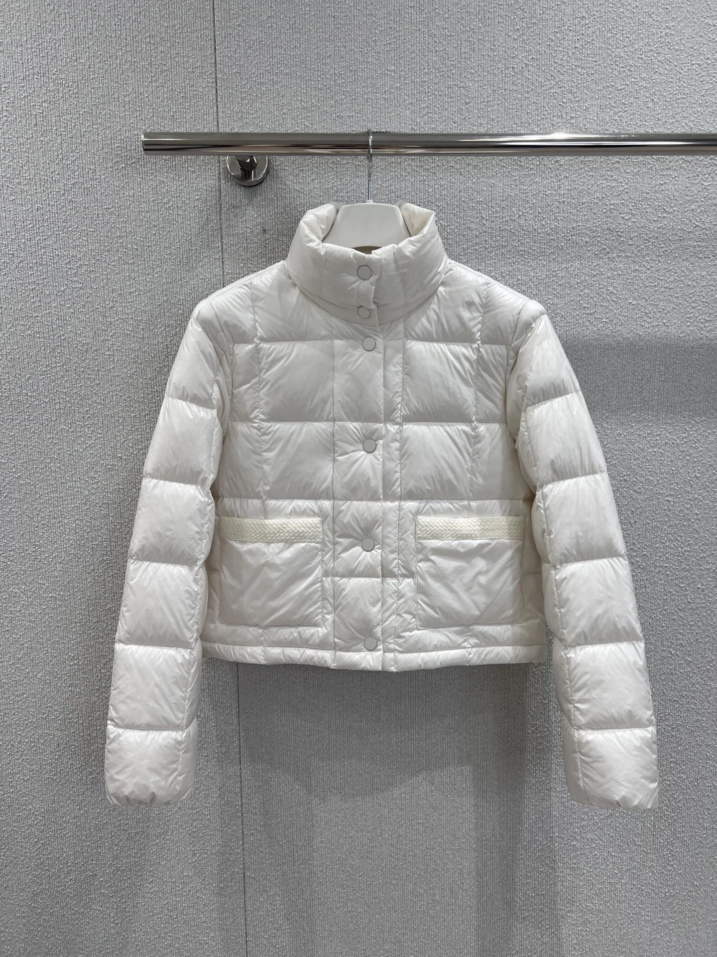 Single-breasted down jacket - sleek silhouette, featherlight warmth, effortlessly pairs with outfit. 2025 summer women's new hot