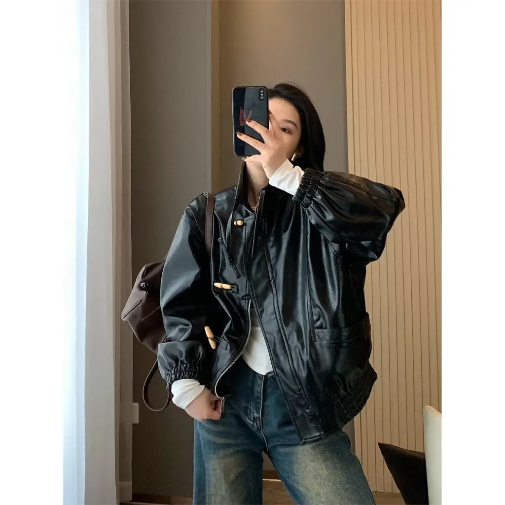 เสื้อแจ็คเก็ตหนังผู้หญิง Zedaijai สไตล์เรโทรสำหรับขี่มอเตอร์ไซค์ ดีไซน์ปกมีหัวเข็มขัดมุมแหลม โดดเด่นสะดุดตา สไตล์สาวเท่ แฟชั่นนอร์ดิก