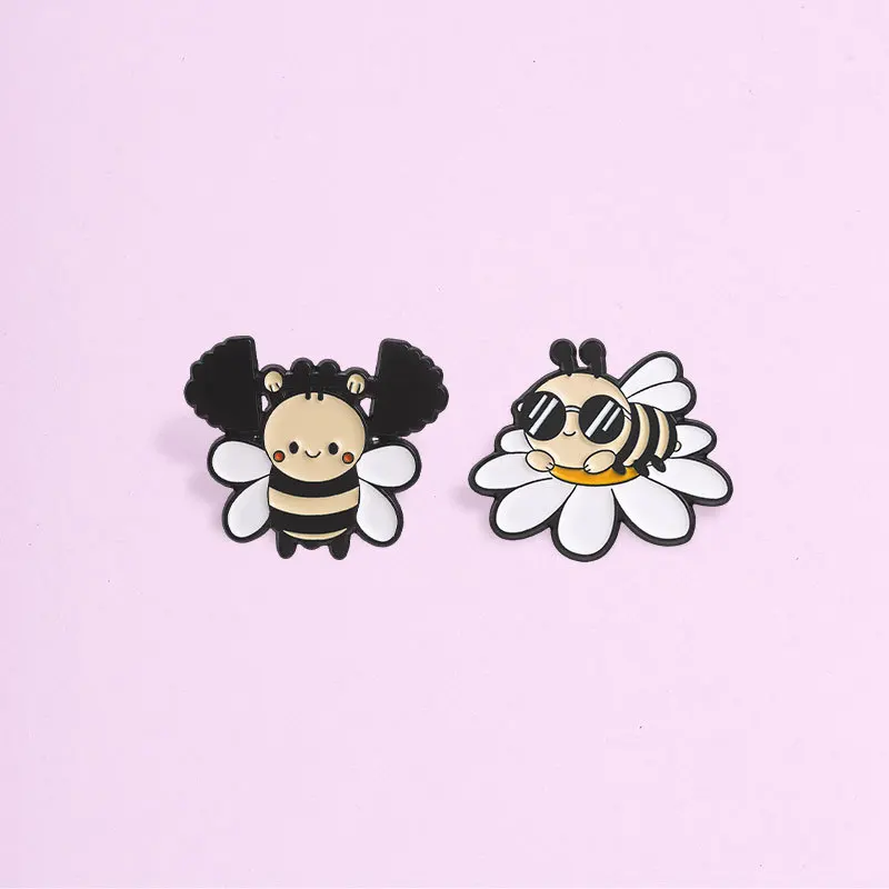 Cute Cartoon Bee Daisy Flower Brooch Alloy Pins Badges for Gift Casual Bag DIY Bags Shoes Hat Scarf T-shirt Clothes Accessory