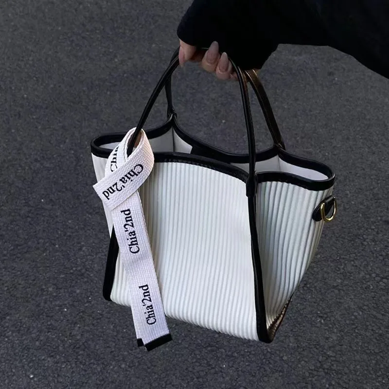 

Korean Retro White Stripe Tote Bag Women Wrinkle Contrast Large Capacity Handbag Ladies Fashion Commuter Versatile Shoulder Bags