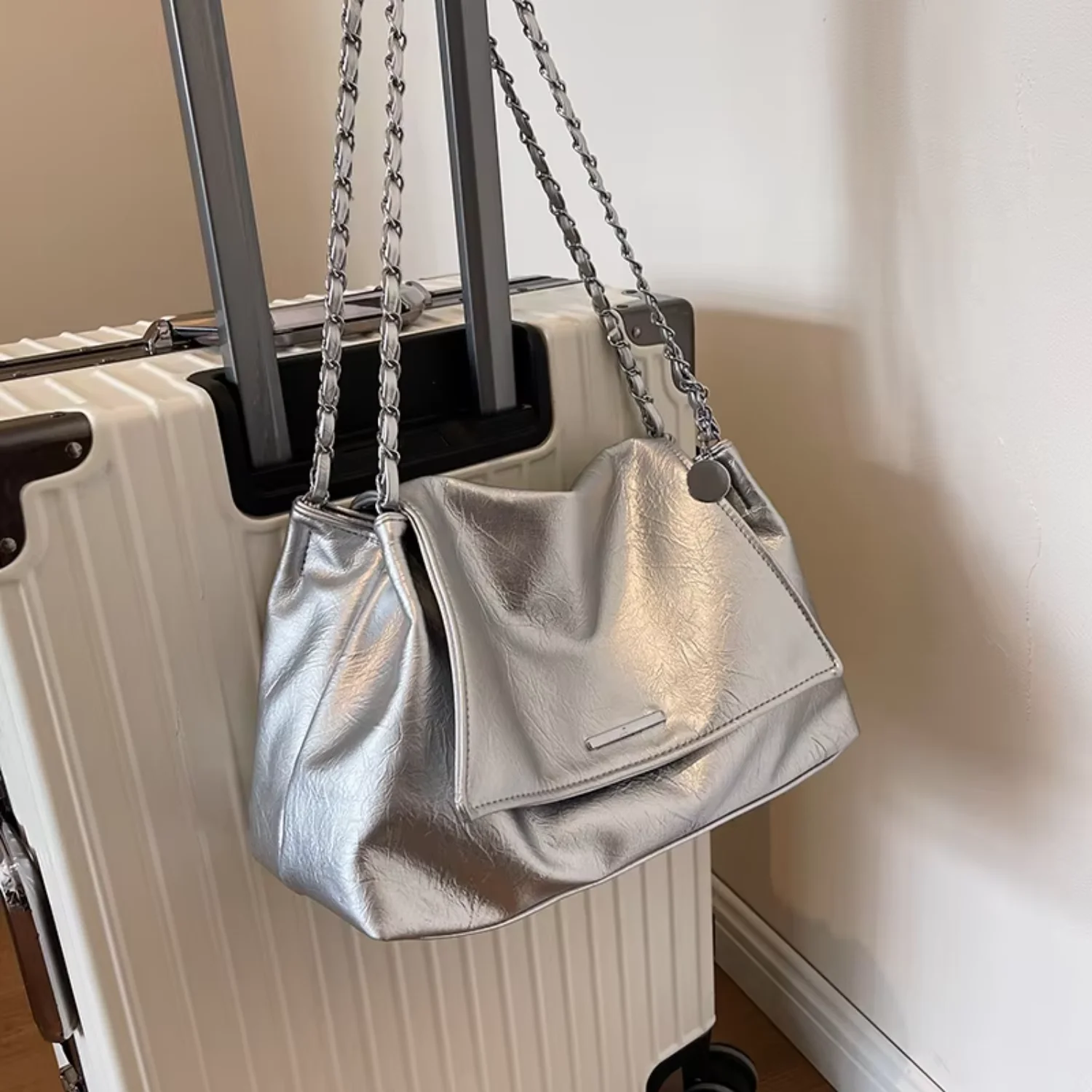 Casual soft surface large capacity bag women new popular all-match chain messenger bag popular silver shawl