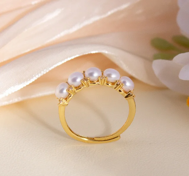 

CHARMING SOUTH SEA WHITE PEARL RING