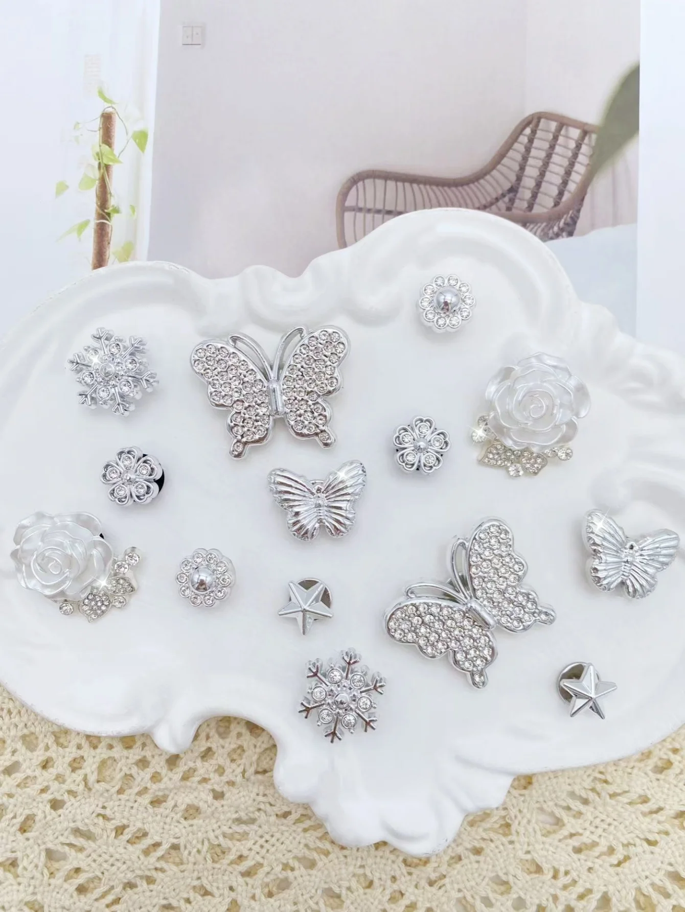 14 قطعة من الفضة الأنيقة والعصرية (فراشة، ندفة الثلج، زهرة، نجمة، زهرة مطرزة، إلخ.) أبازيم الأحذية، ديكوراتي DIY